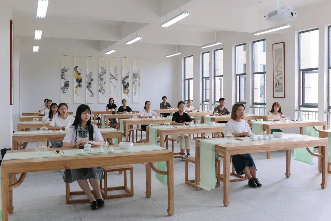 硒茶学院院长何洁在全省两会上建议：打造工匠学院，推广硒茶文化！