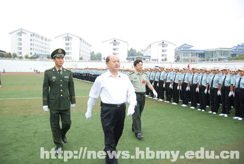 学校举行2011级新生军训阅兵暨总结大会